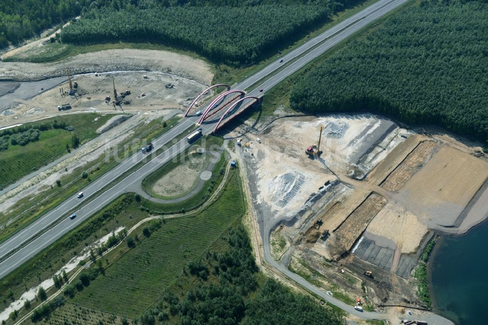 Luftaufnahme Zwenkau - Baustelle Verbindungskanal Harthkanal zwischen Zwenkauer See und Cospudener See in Zwenkau im Bundesland Sachsen