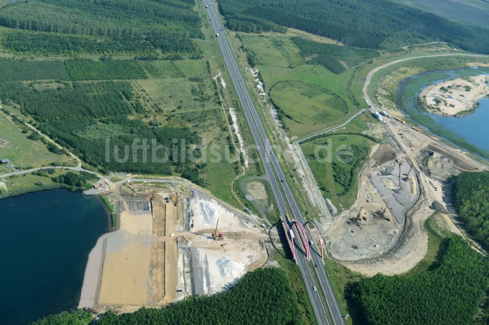 Luftaufnahme Zwenkau - Baustelle Verbindungskanal Harthkanal zwischen Zwenkauer See und Cospudener See in Zwenkau im Bundesland Sachsen