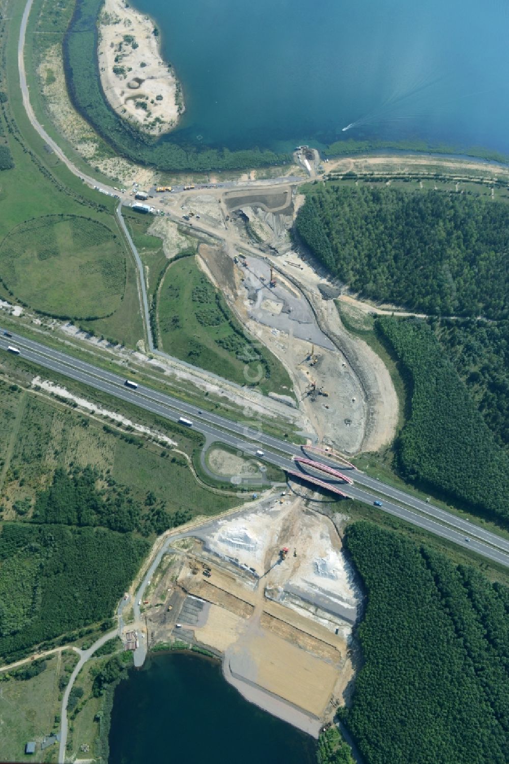 Zwenkau von oben - Baustelle Verbindungskanal Harthkanal zwischen Zwenkauer See und Cospudener See in Zwenkau im Bundesland Sachsen