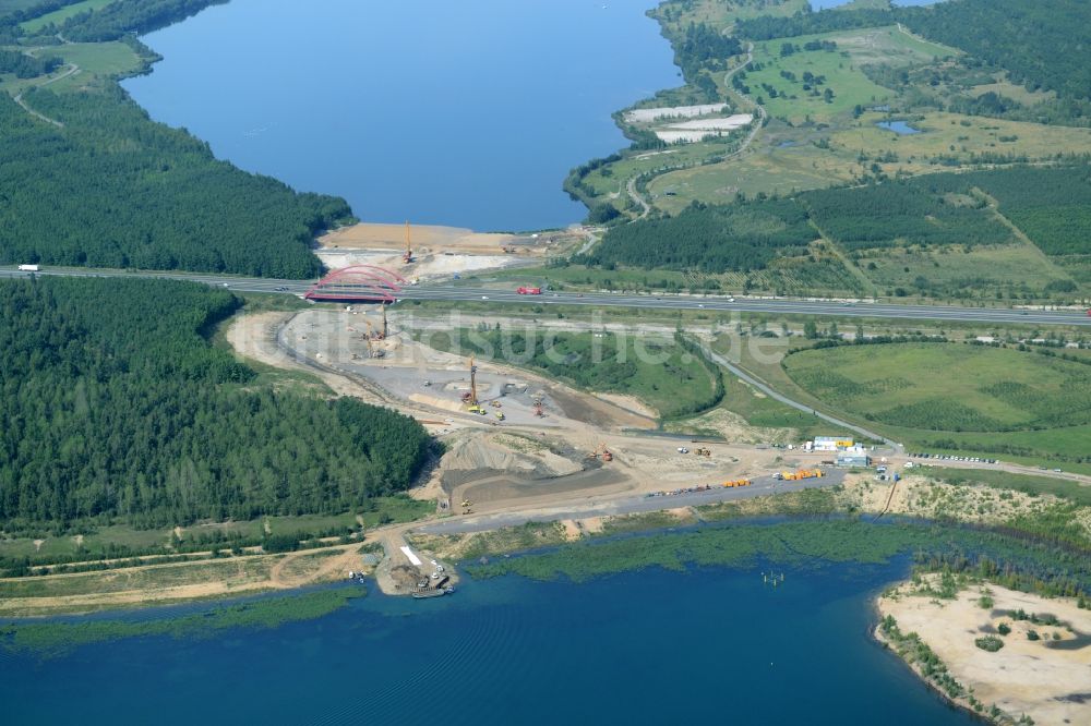 Luftaufnahme Zwenkau - Baustelle Verbindungskanal Harthkanal zwischen Zwenkauer See und Cospudener See in Zwenkau im Bundesland Sachsen