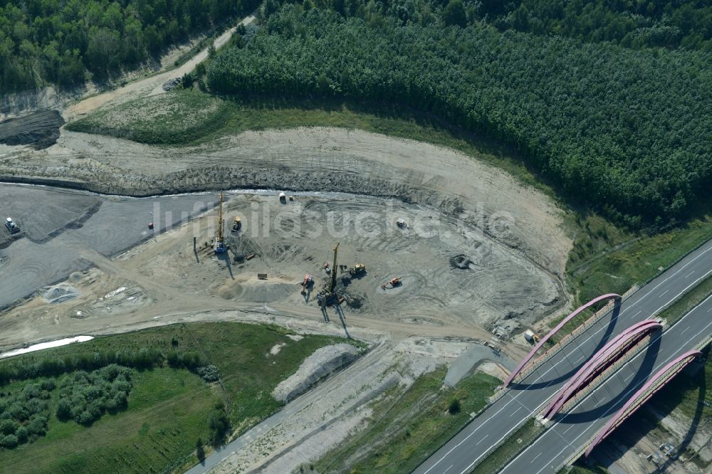 Luftaufnahme Zwenkau - Baustelle Verbindungskanal Harthkanal zwischen Zwenkauer See und Cospudener See in Zwenkau im Bundesland Sachsen