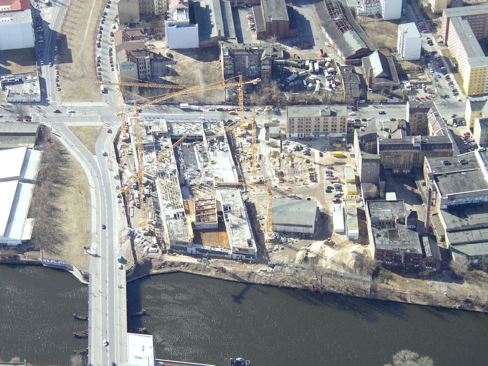 Berlin - FRIEDRICHSHAIN von oben - Baustelle der ver.di-Zentrale an der Schilling-Brücke in Berlin-Friedrichshain. 13.03.03