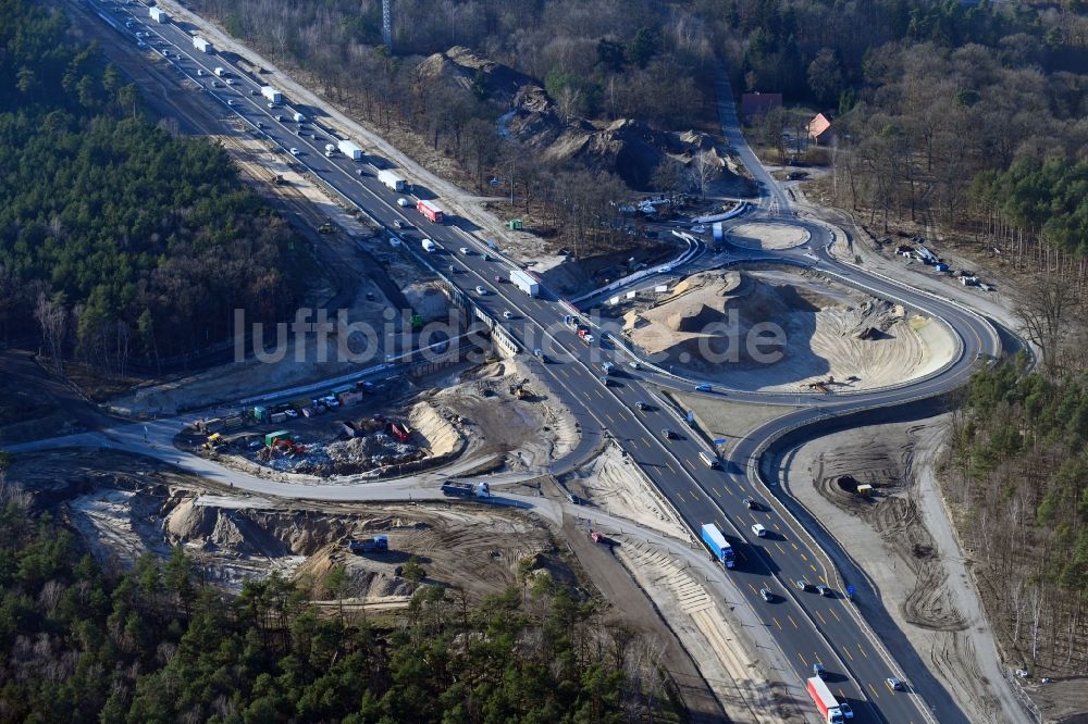 Luftaufnahme Ferch - Baustelle an der Verkehrsführung an der Autobahnabfahrt der BAB A10 in Ferch im Bundesland Brandenburg, Deutschland