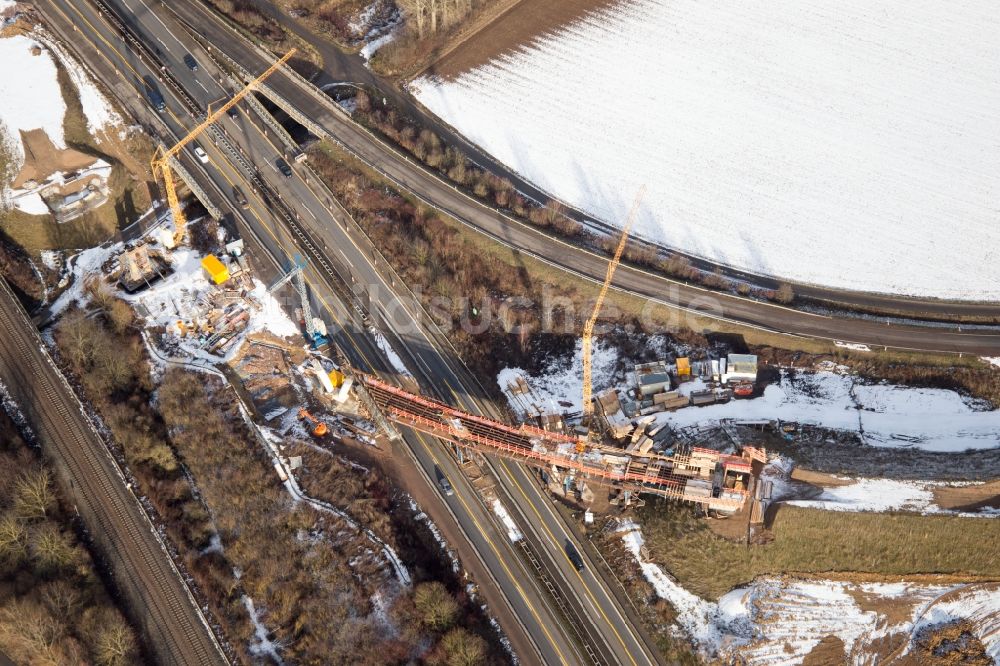 Landau in der Pfalz aus der Vogelperspektive: Baustelle an der Verkehrsführung an der Autobahnabfahrt der BAB A65 in Landau in der Pfalz im Bundesland Rheinland-Pfalz