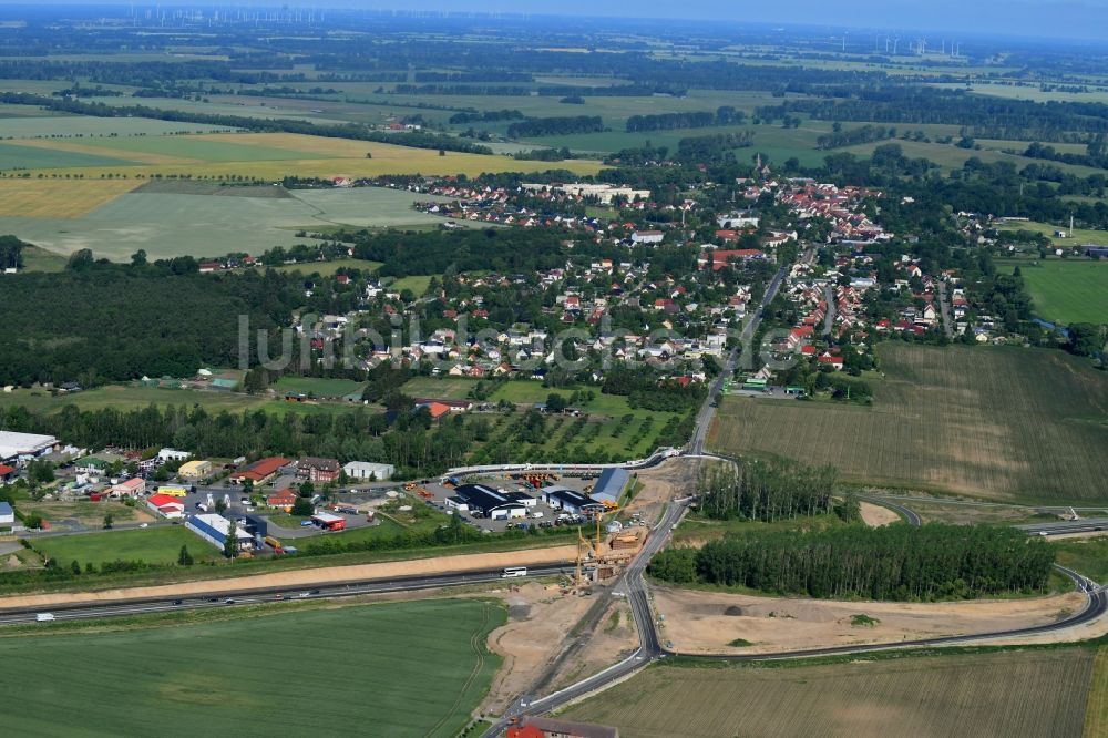 Luftaufnahme Fehrbellin - Baustelle an der Verkehrsführung an der Autobahnabfahrt der BAB A24 im Ortsteil Tarmow in Fehrbellin im Bundesland Brandenburg, Deutschland