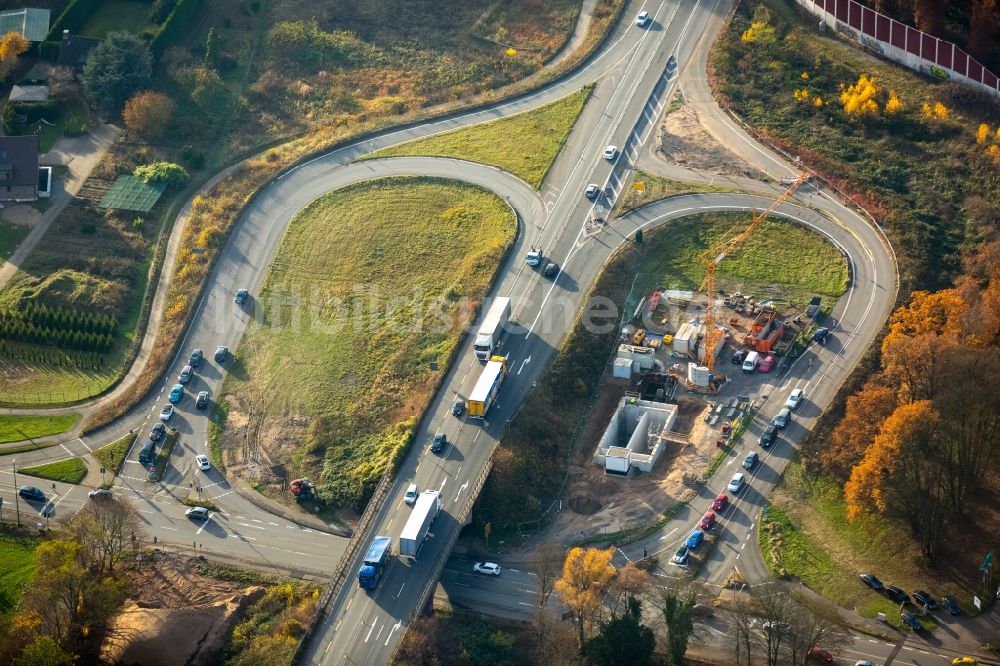 Duisburg von oben - Baustelle an der Verkehrsführung an der Autobahnabfahrt Krefelder Straße der BAB A B288 Abfahrt zur Düsseldorfer Landstraße im Ortsteil Duisburg Süd in Duisburg im Bundesland Nordrhein-Westfalen