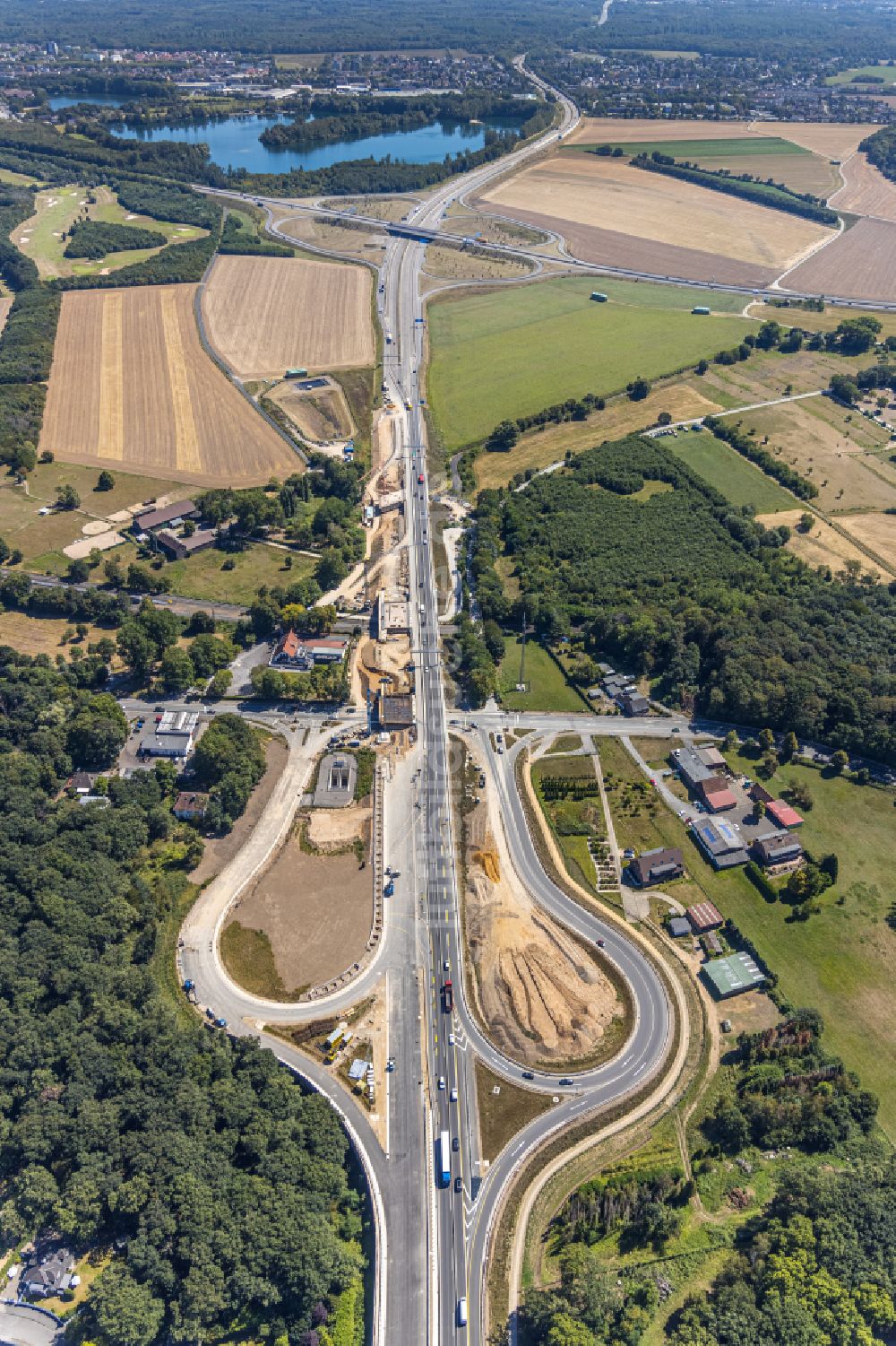 Duisburg von oben - Baustelle an der Verkehrsführung an der Autobahnabfahrt Krefelder Straße der BAB A B288 Abfahrt zur Düsseldorfer Landstraße im Ortsteil Duisburg Süd in Duisburg im Bundesland Nordrhein-Westfalen