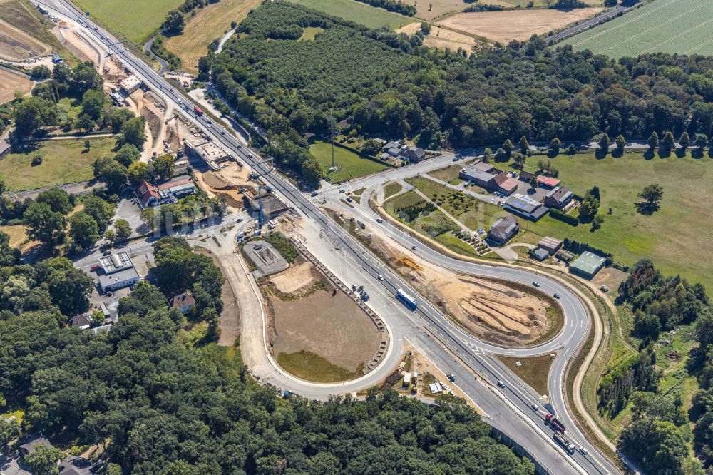 Duisburg von oben - Baustelle an der Verkehrsführung an der Autobahnabfahrt Krefelder Straße der BAB A B288 Abfahrt zur Düsseldorfer Landstraße im Ortsteil Duisburg Süd in Duisburg im Bundesland Nordrhein-Westfalen