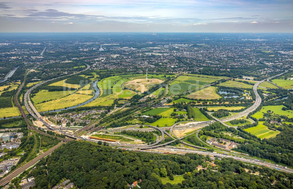 Duisburg von oben - Baustelle an der Verkehrsführung am Autobahnkreuz der BAB A40 - 3 Kreuz Kaiserberg in Duisburg im Bundesland Nordrhein-Westfalen, Deutschland