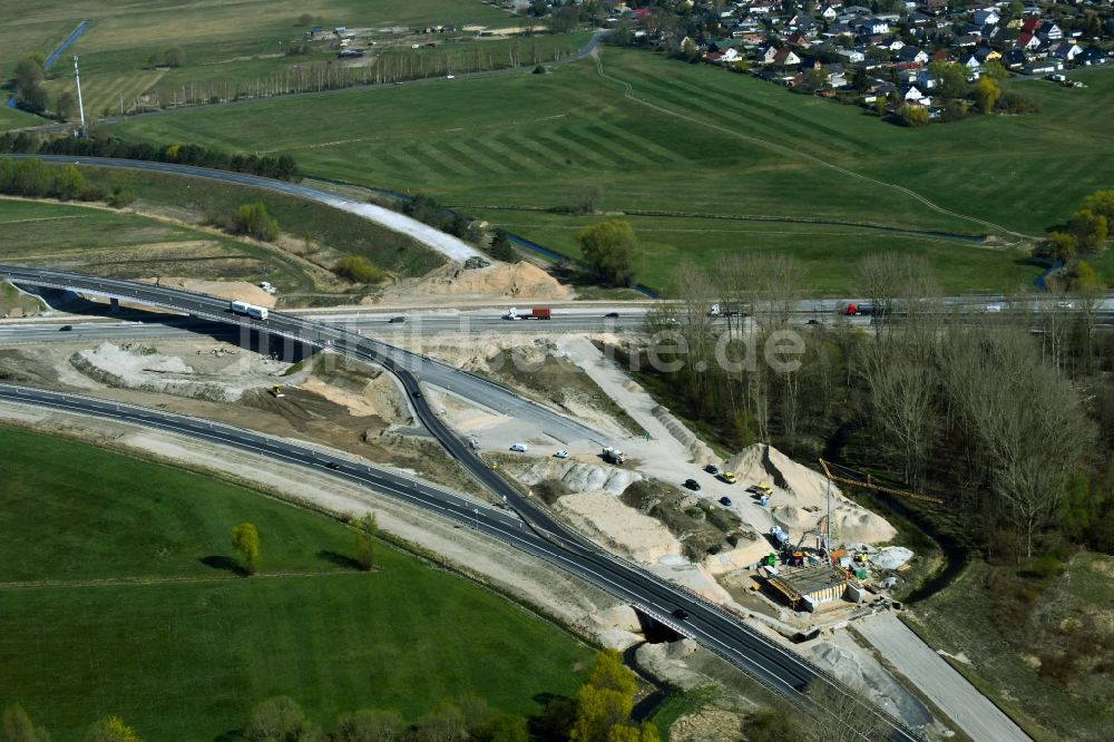 Leegebruch aus der Vogelperspektive: Baustelle an der Verkehrsführung am Autobahnkreuz der BAB A10 - A110 „ Kreuz Oranienburg „ in Leegebruch im Bundesland Brandenburg, Deutschland