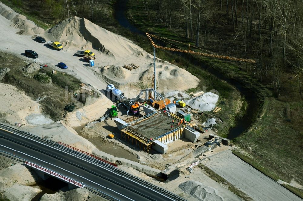 Luftaufnahme Leegebruch - Baustelle an der Verkehrsführung am Autobahnkreuz der BAB A10 - A110 „ Kreuz Oranienburg „ in Leegebruch im Bundesland Brandenburg, Deutschland