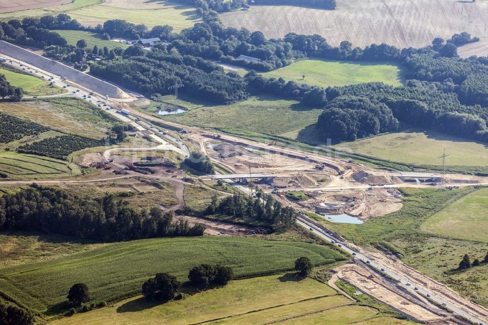 Luftaufnahme Löptin - Baustelle an der Verkehrsführung am Autobahnkreuz der BAB A 21 / B 404 im Ortsteil Tanneneck in Löptin im Bundesland Schleswig-Holstein