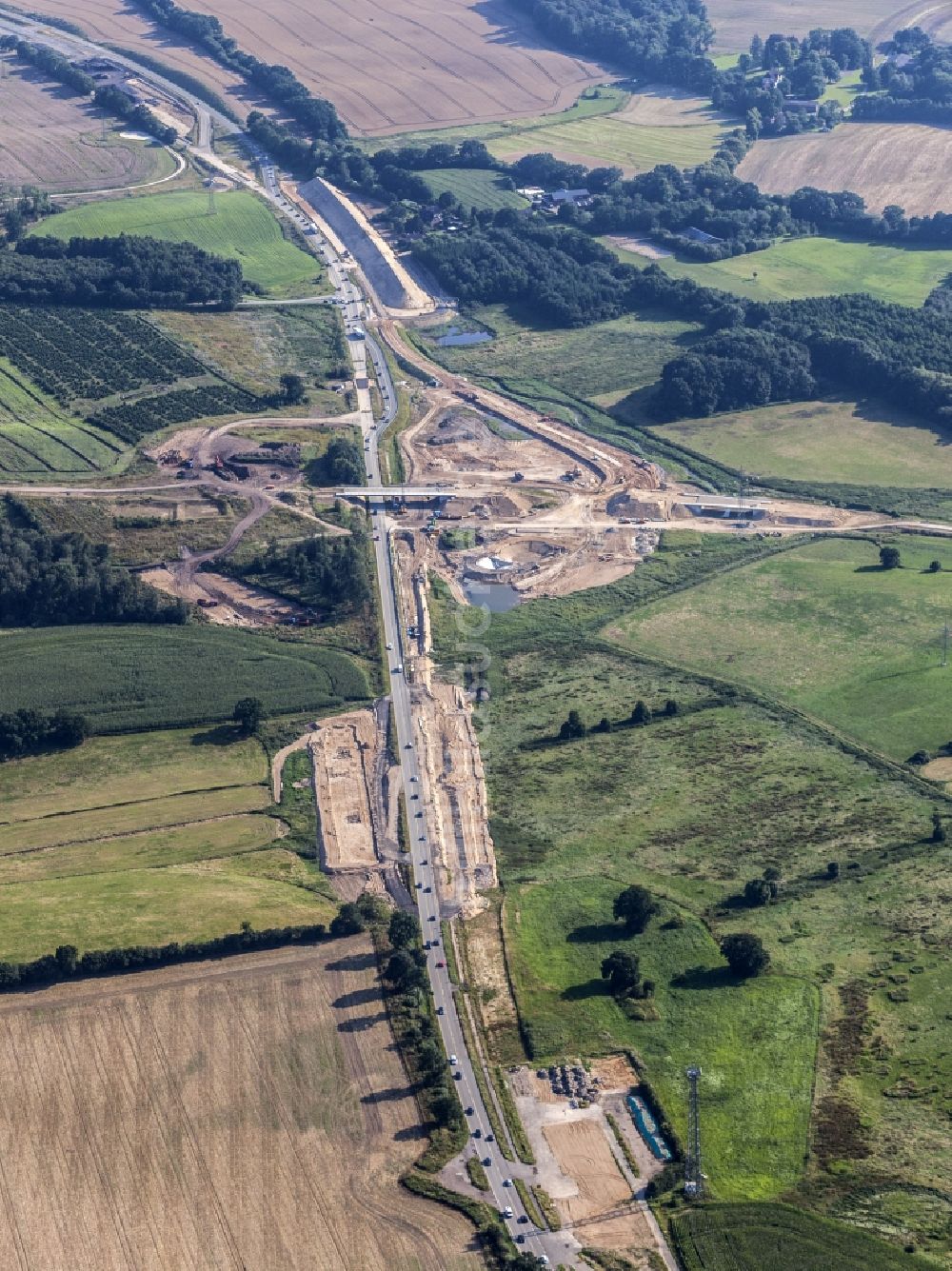 Löptin von oben - Baustelle an der Verkehrsführung am Autobahnkreuz der BAB A 21 / B 404 im Ortsteil Tanneneck in Löptin im Bundesland Schleswig-Holstein