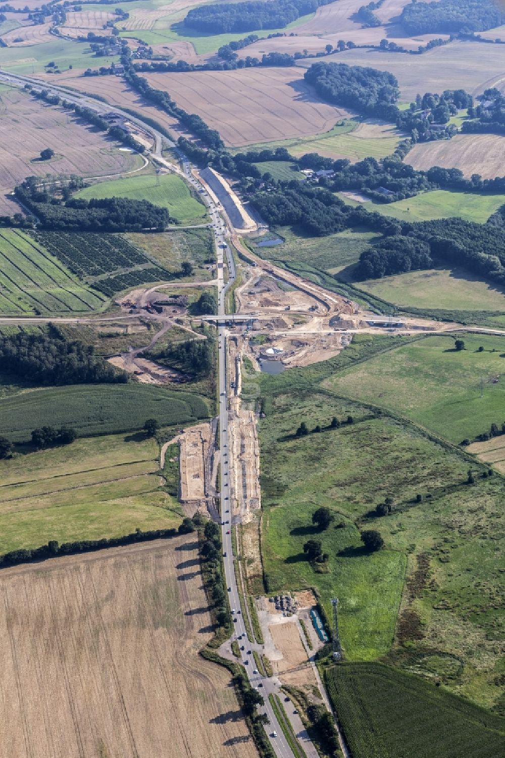 Löptin aus der Vogelperspektive: Baustelle an der Verkehrsführung am Autobahnkreuz der BAB A 21 / B 404 im Ortsteil Tanneneck in Löptin im Bundesland Schleswig-Holstein