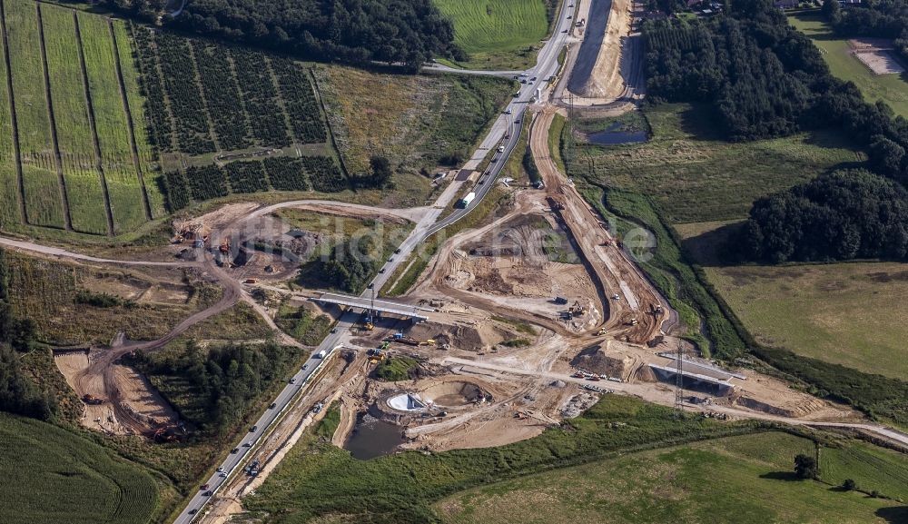 Luftaufnahme Löptin - Baustelle an der Verkehrsführung am Autobahnkreuz der BAB A 21 / B 404 im Ortsteil Tanneneck in Löptin im Bundesland Schleswig-Holstein