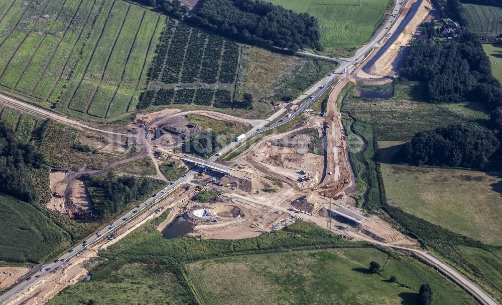 Löptin von oben - Baustelle an der Verkehrsführung am Autobahnkreuz der BAB A 21 / B 404 im Ortsteil Tanneneck in Löptin im Bundesland Schleswig-Holstein