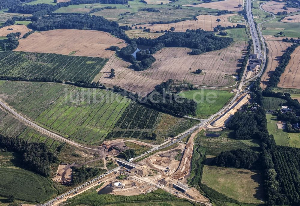 Löptin aus der Vogelperspektive: Baustelle an der Verkehrsführung am Autobahnkreuz der BAB A 21 / B 404 im Ortsteil Tanneneck in Löptin im Bundesland Schleswig-Holstein