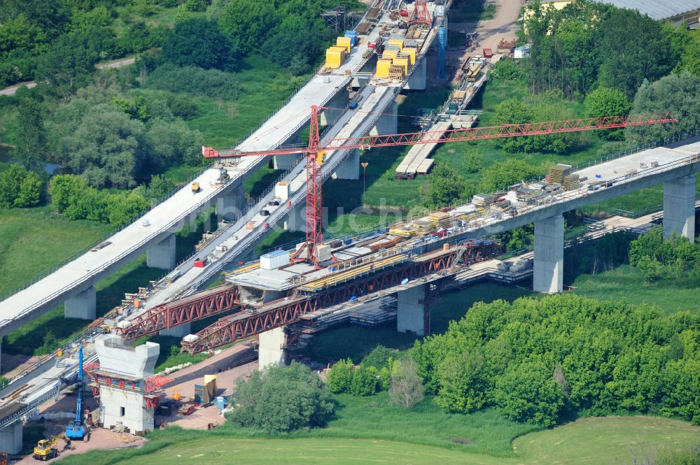 Luftbild Rattmannsdorf - Baustelle Viadukt des Bahn- Brückenbauwerk in Rattmannsdorf im Bundesland Sachsen-Anhalt, Deutschland