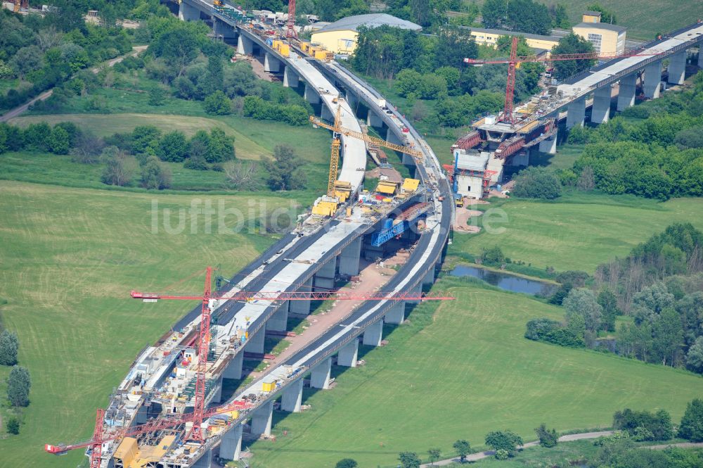 Luftaufnahme Rattmannsdorf - Baustelle Viadukt des Bahn- Brückenbauwerk in Rattmannsdorf im Bundesland Sachsen-Anhalt, Deutschland