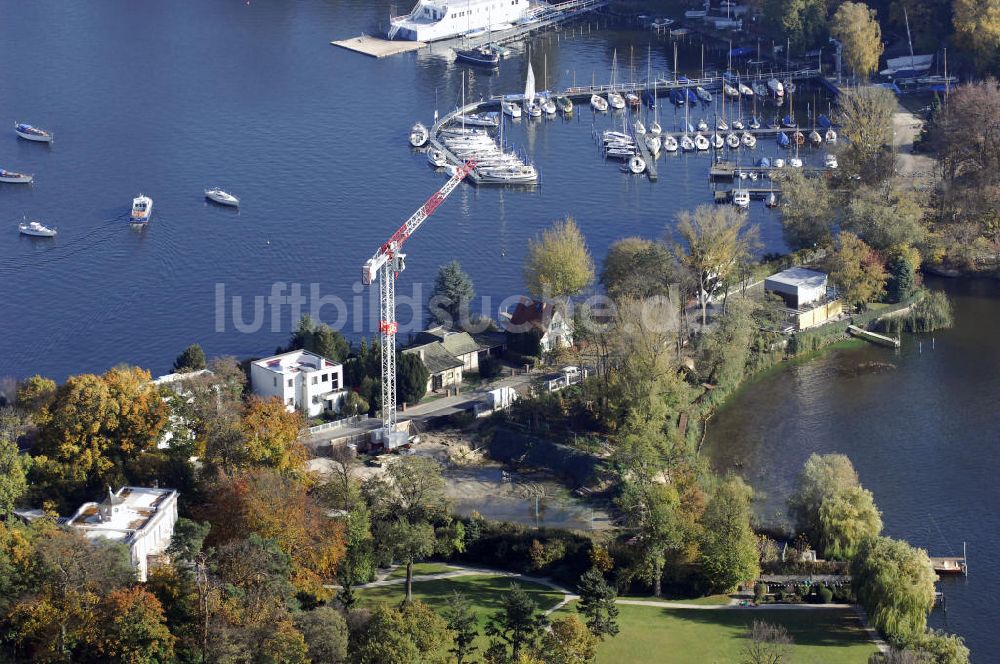 Luftaufnahme Berlin - Baustelle eines Villa-Neubaus auf der Insel Schwanenwerder in Berlin