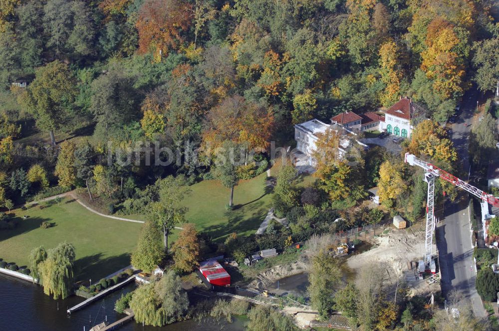 Luftbild Berlin - Baustelle eines Villa-Neubaus auf der Insel Schwanenwerder in Berlin