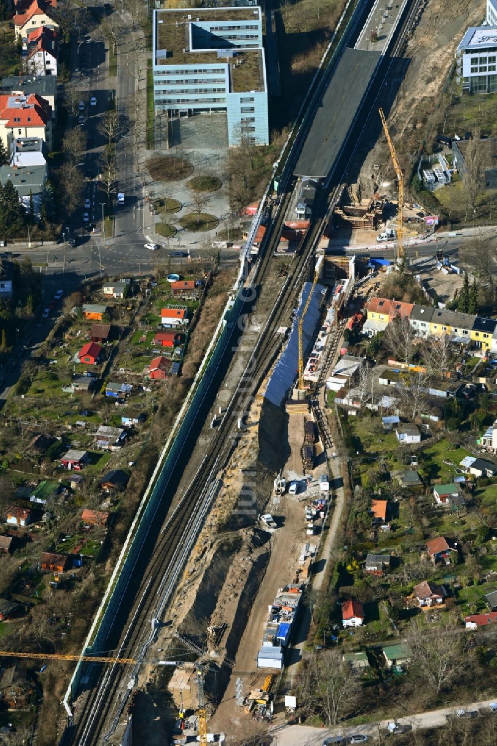 Luftaufnahme Berlin - Baustelle zu Wartungsarbeiten an einem Schienen- Gleisbereich im Streckennetz der Deutschen Bahn in Berlin, Deutschland