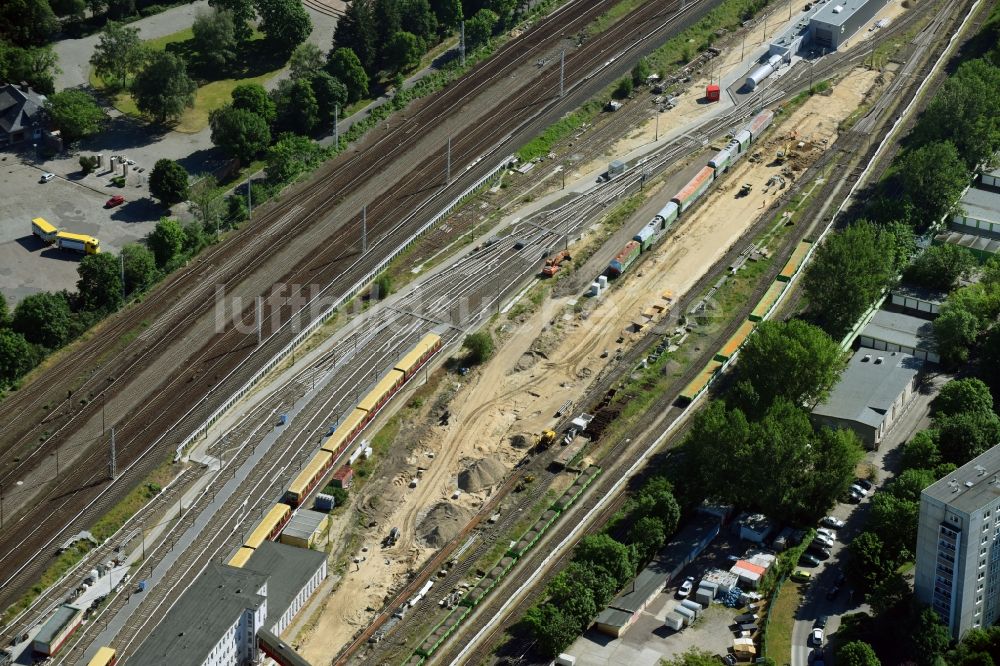 Berlin von oben - Baustelle zu Wartungsarbeiten an einem Schienen- Gleisbereich im Streckennetz der Deutschen Bahn im Ortsteil Lichtenberg in Berlin, Deutschland