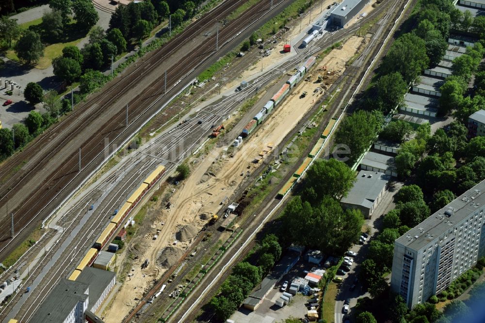 Berlin aus der Vogelperspektive: Baustelle zu Wartungsarbeiten an einem Schienen- Gleisbereich im Streckennetz der Deutschen Bahn im Ortsteil Lichtenberg in Berlin, Deutschland