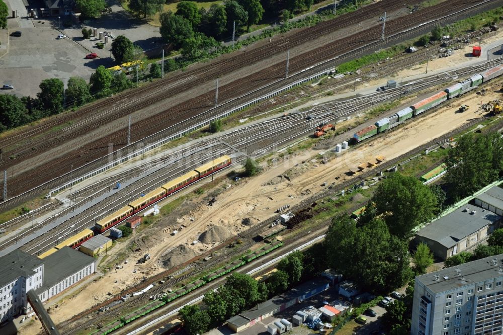 Luftaufnahme Berlin - Baustelle zu Wartungsarbeiten an einem Schienen- Gleisbereich im Streckennetz der Deutschen Bahn im Ortsteil Lichtenberg in Berlin, Deutschland