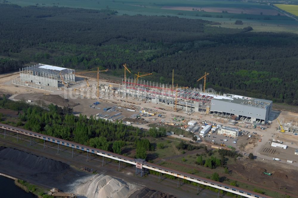 Eisenhüttenstadt von oben - Baustelle Werksgelände der Fabrik für Wellpappenrohpapier Propapier GmbH Werk PM2 in Eisenhüttenstadt im Bundesland Brandenburg