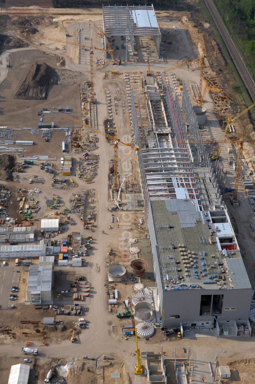 Luftaufnahme Eisenhüttenstadt - Baustelle Werksgelände der Fabrik für Wellpappenrohpapier Propapier GmbH Werk PM2 in Eisenhüttenstadt im Bundesland Brandenburg