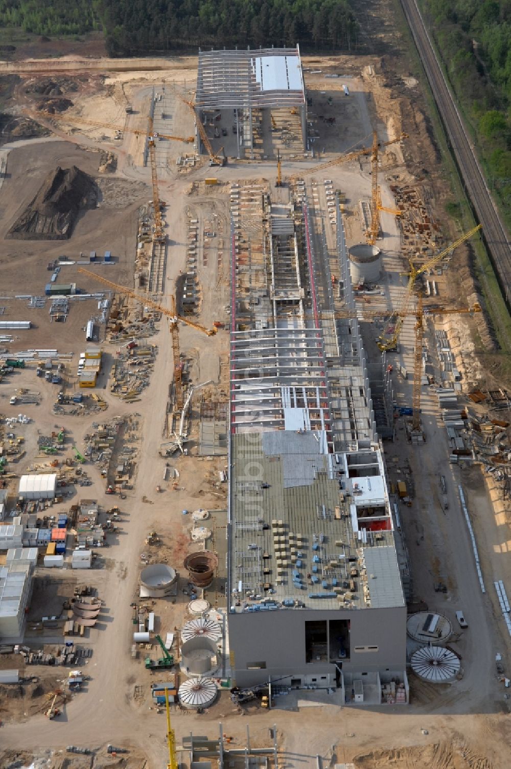 Luftaufnahme Eisenhüttenstadt - Baustelle Werksgelände der Fabrik für Wellpappenrohpapier Propapier GmbH Werk PM2 in Eisenhüttenstadt im Bundesland Brandenburg