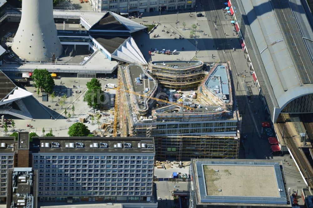 Berlin aus der Vogelperspektive: Baustelle Wohn- und Geschäftshaus Viertel Alea 101 der Redevco Services Deutschland GmbH am S-Bahnhof Alexanderplatz in Berlin, Deutschland