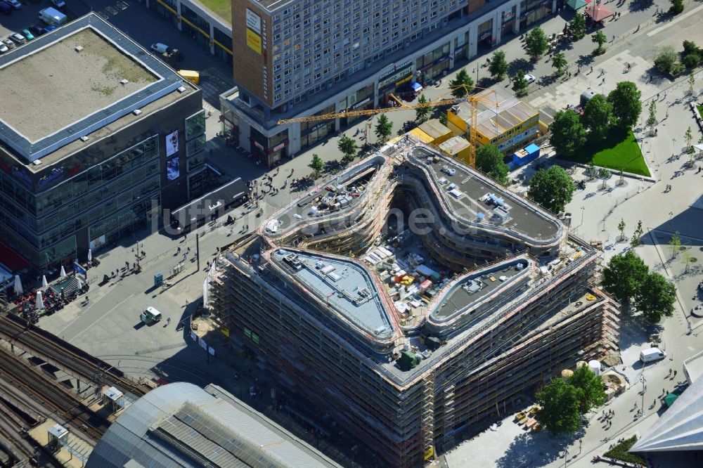 Luftbild Berlin - Baustelle Wohn- und Geschäftshaus Viertel Alea 101 der Redevco Services Deutschland GmbH am S-Bahnhof Alexanderplatz in Berlin, Deutschland