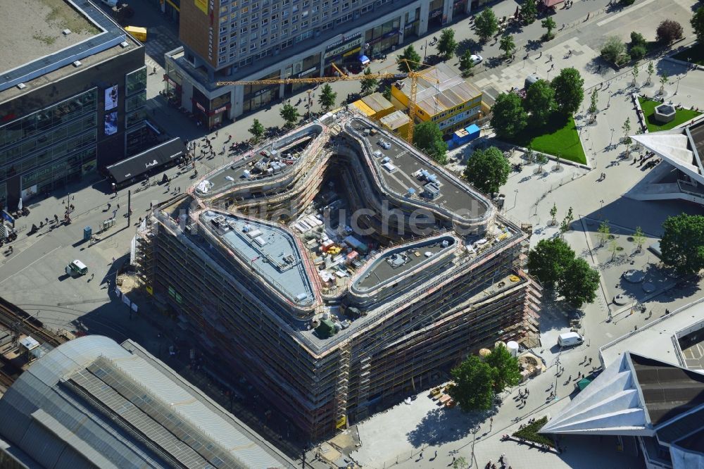 Luftaufnahme Berlin - Baustelle Wohn- und Geschäftshaus Viertel Alea 101 der Redevco Services Deutschland GmbH am S-Bahnhof Alexanderplatz in Berlin, Deutschland