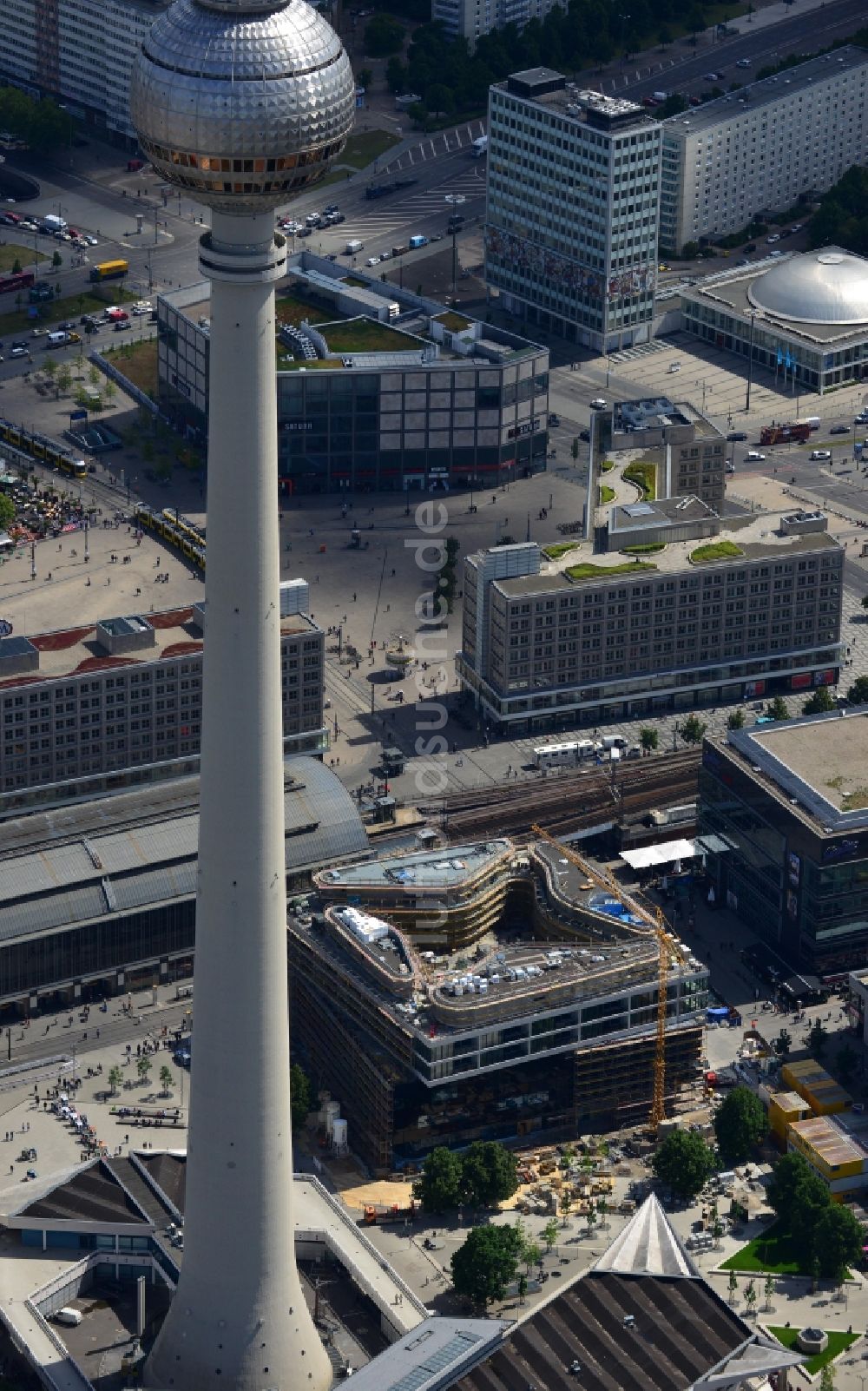 Luftaufnahme Berlin - Baustelle Wohn- und Geschäftshaus Viertel Alea 101 der Redevco Services Deutschland GmbH am S-Bahnhof Alexanderplatz in Berlin, Deutschland