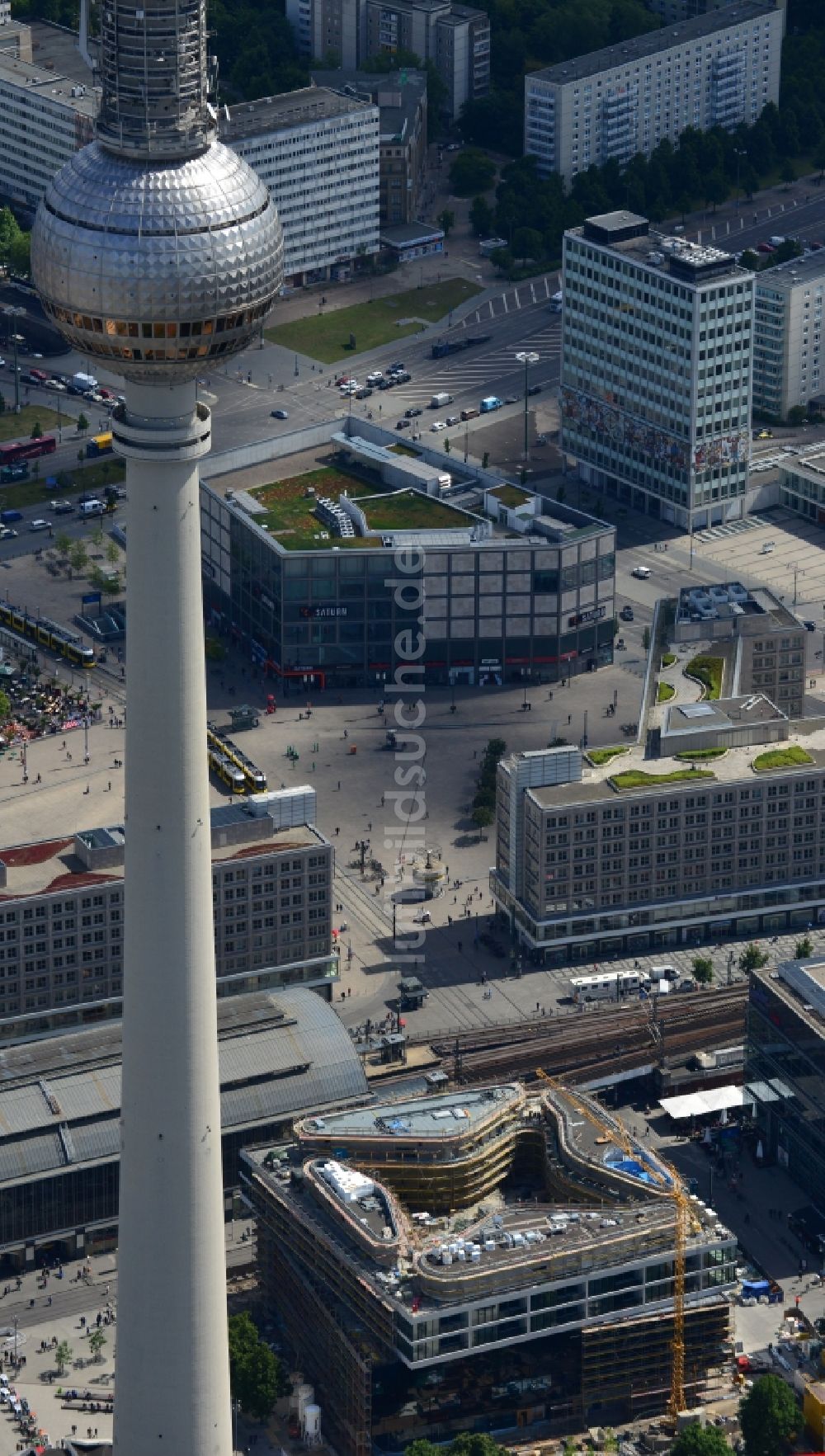 Berlin von oben - Baustelle Wohn- und Geschäftshaus Viertel Alea 101 der Redevco Services Deutschland GmbH am S-Bahnhof Alexanderplatz in Berlin, Deutschland