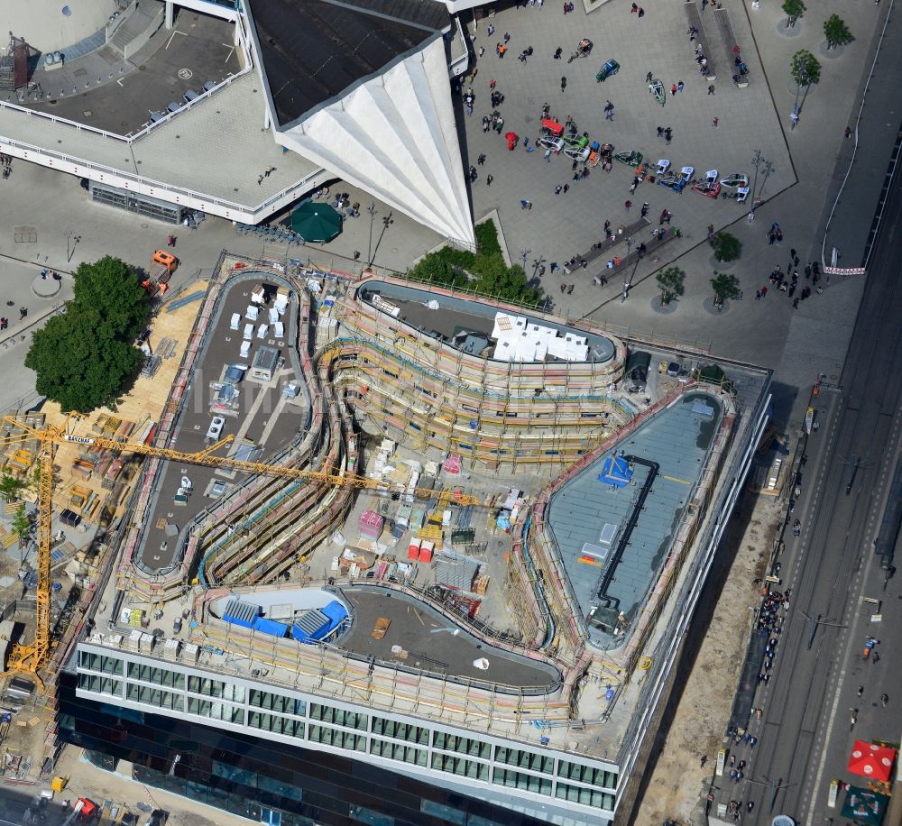 Berlin aus der Vogelperspektive: Baustelle Wohn- und Geschäftshaus Viertel Alea 101 der Redevco Services Deutschland GmbH am S-Bahnhof Alexanderplatz in Berlin, Deutschland