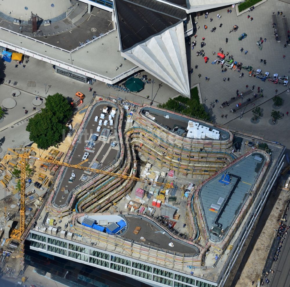 Luftbild Berlin - Baustelle Wohn- und Geschäftshaus Viertel Alea 101 der Redevco Services Deutschland GmbH am S-Bahnhof Alexanderplatz in Berlin, Deutschland