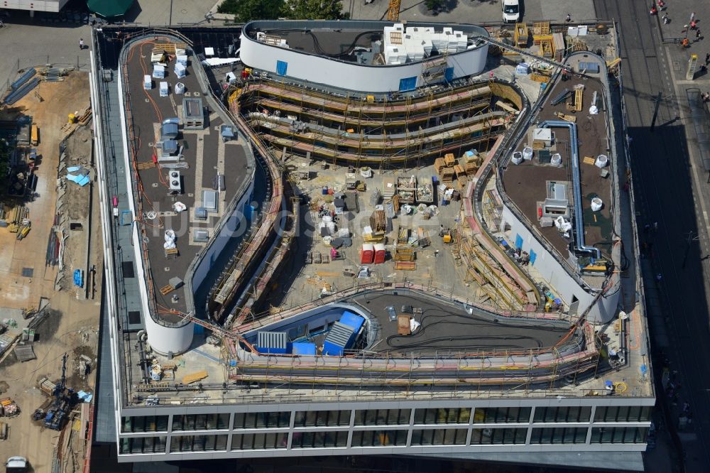 Berlin aus der Vogelperspektive: Baustelle Wohn- und Geschäftshaus Viertel Alea 101 der Redevco Services Deutschland GmbH am S-Bahnhof Alexanderplatz in Berlin, Deutschland