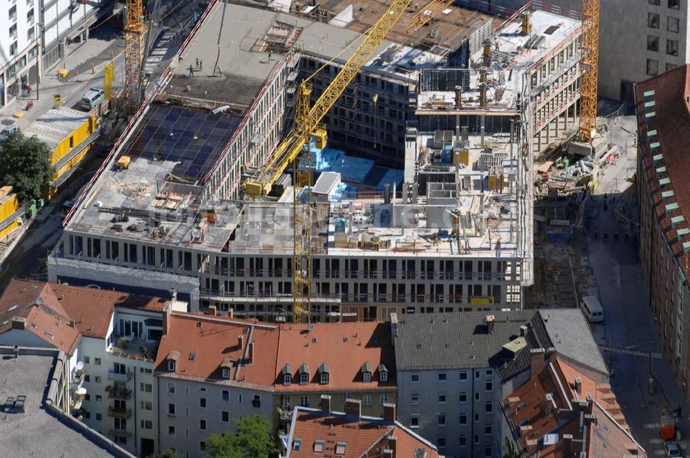 München aus der Vogelperspektive: Baustelle für ein Wohn-, Park- und Geschäftshaus am Münchner Oberanger