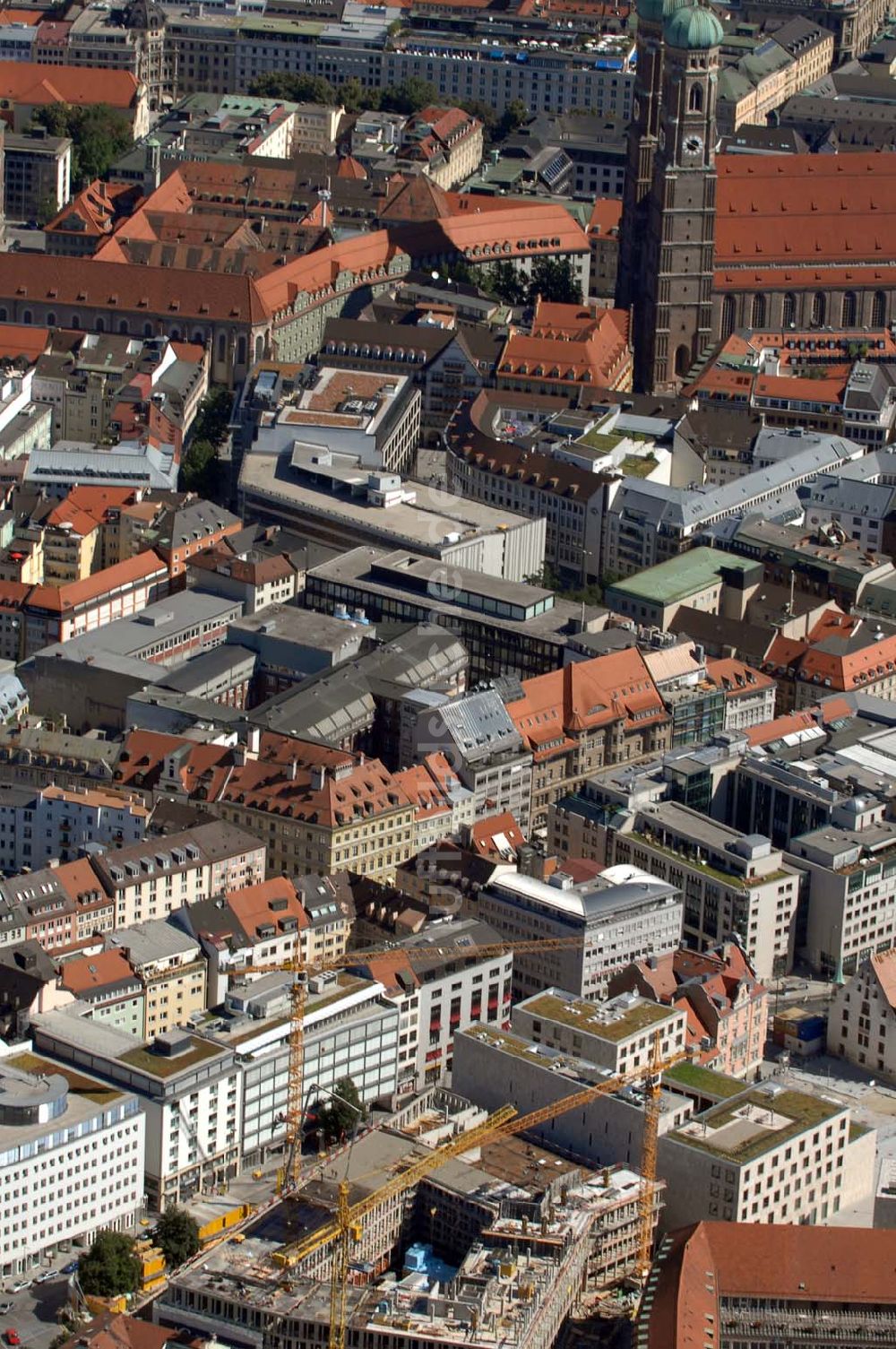 Luftbild München - Baustelle für ein Wohn-, Park- und Geschäftshaus am Münchner Oberanger