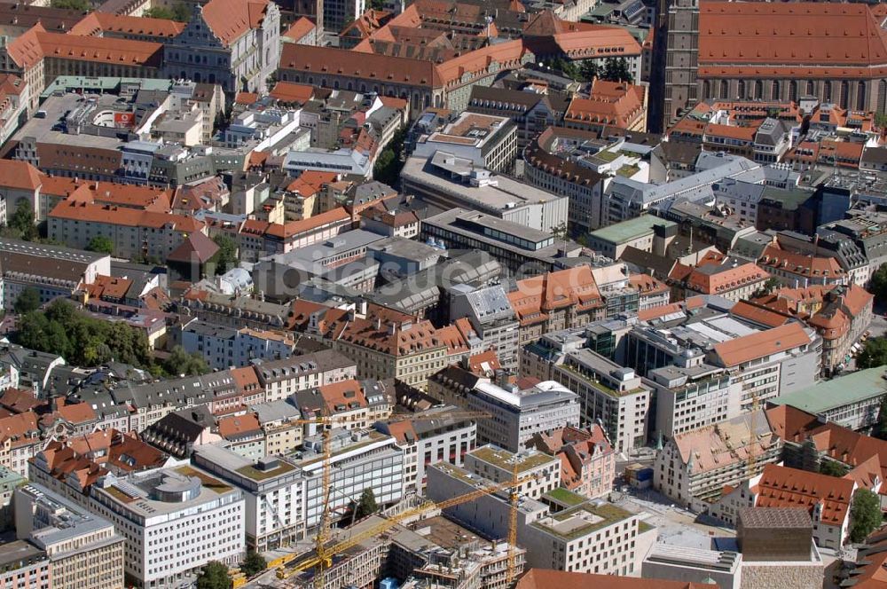 München von oben - Baustelle für ein Wohn-, Park- und Geschäftshaus am Münchner Oberanger