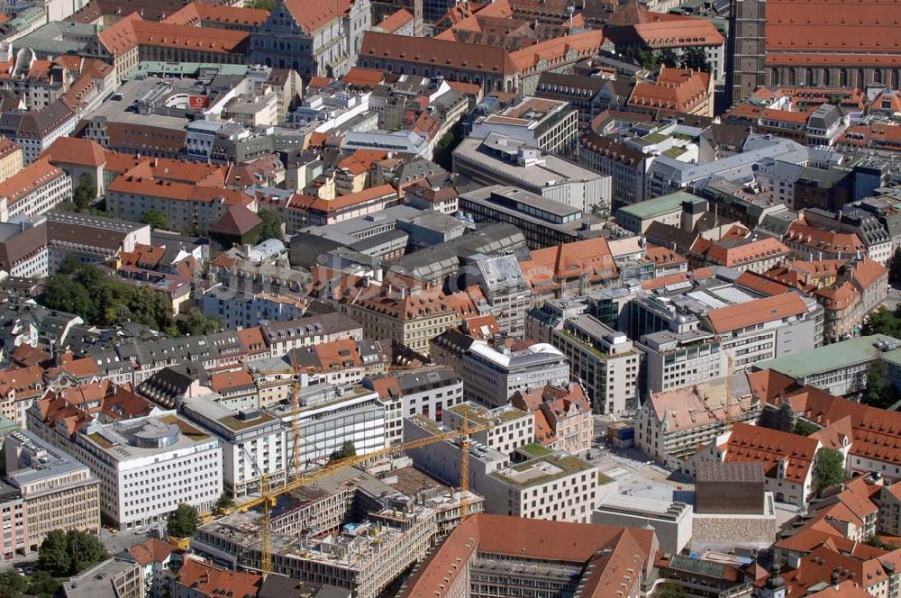 München aus der Vogelperspektive: Baustelle für ein Wohn-, Park- und Geschäftshaus am Münchner Oberanger