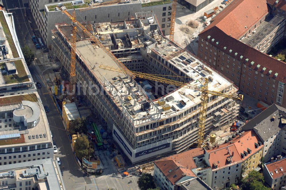 München aus der Vogelperspektive: Baustelle für ein Wohn-, Park- und Geschäftshaus am Münchner Oberanger