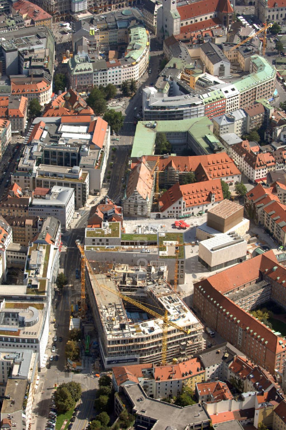 Luftbild München - Baustelle für ein Wohn-, Park- und Geschäftshaus am Münchner Oberanger