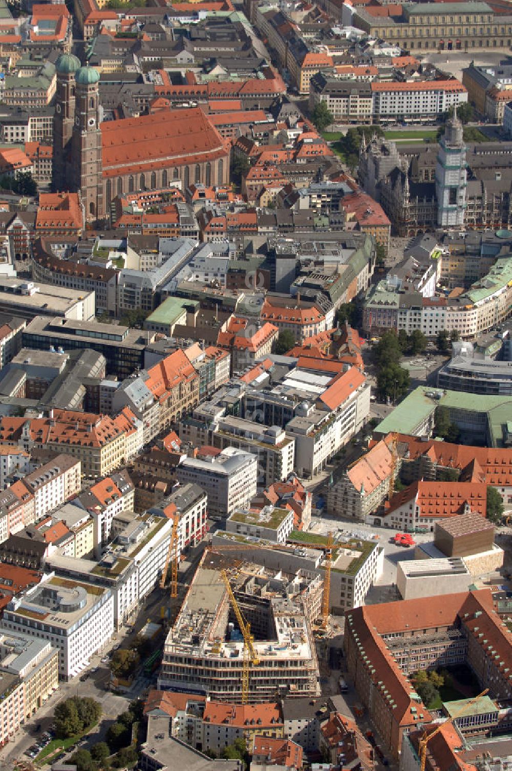 Luftaufnahme München - Baustelle für ein Wohn-, Park- und Geschäftshaus am Münchner Oberanger