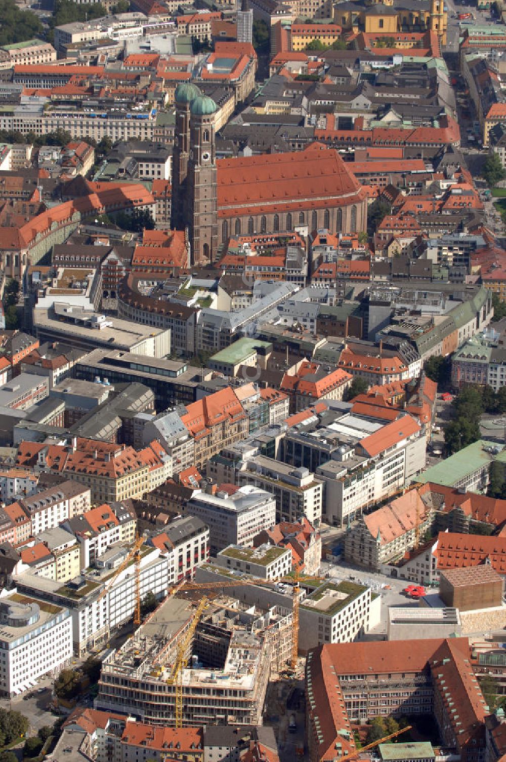 München von oben - Baustelle für ein Wohn-, Park- und Geschäftshaus am Münchner Oberanger