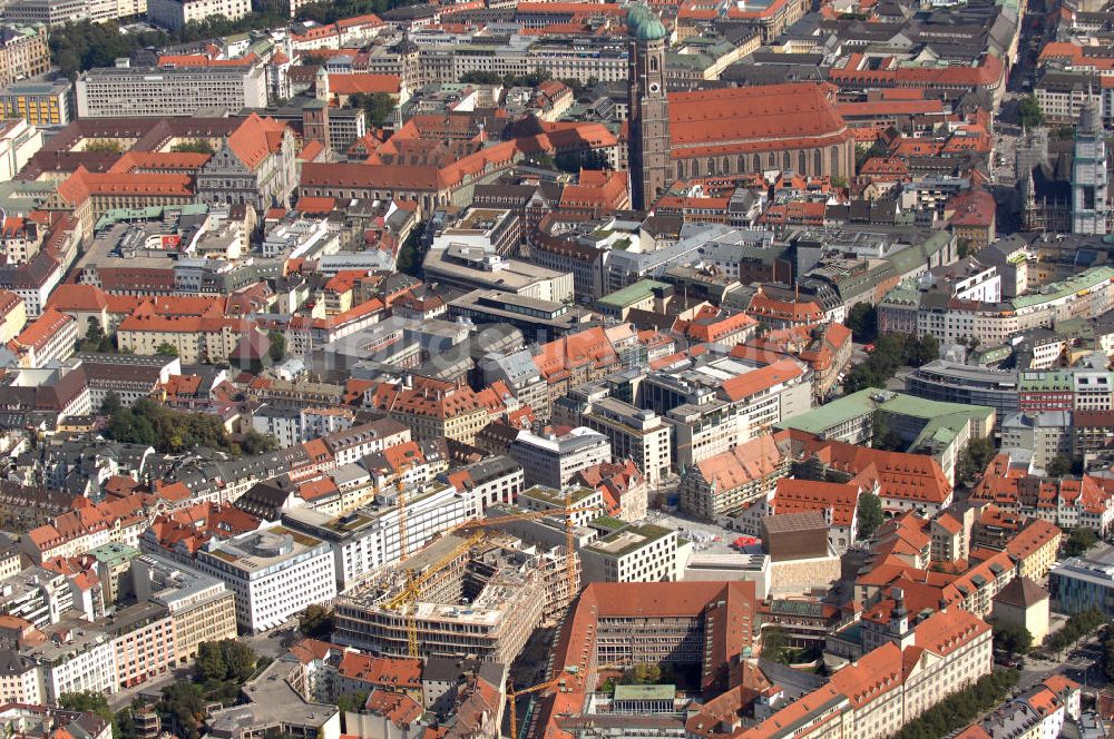 München aus der Vogelperspektive: Baustelle für ein Wohn-, Park- und Geschäftshaus am Münchner Oberanger