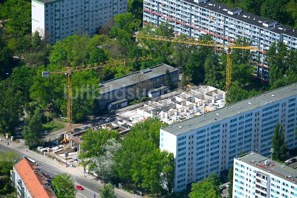 Luftbild Berlin - Baustelle einer Wohnanlage mit integrierten Nahversorgungszentrum ALDI - Nord im Ortsteil Friedrichsfelde in Berlin, Deutschland